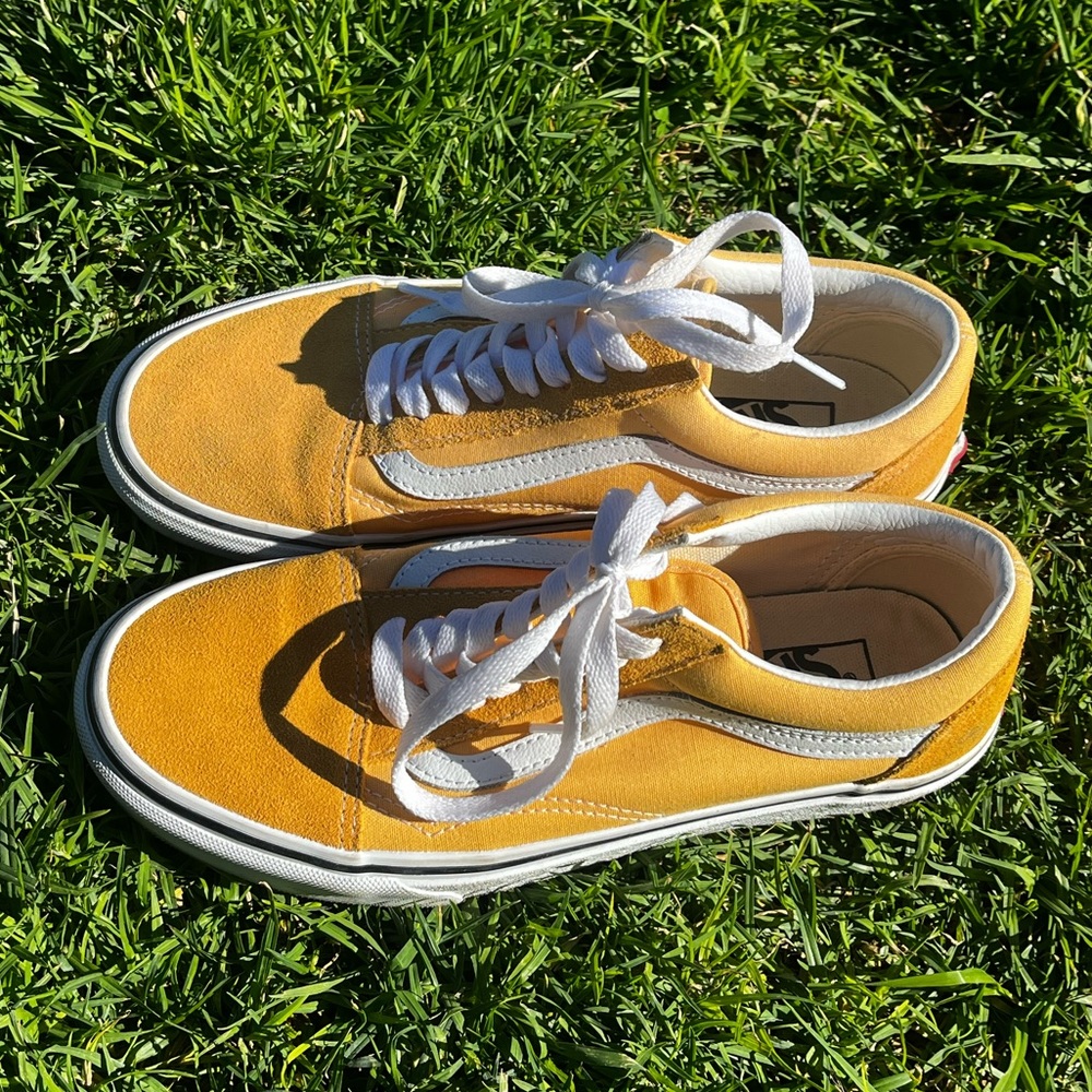 Vans women’s 8.0 in honey mustard! ☀️✨